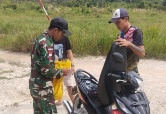 Pos Sei Beruang Satgas Pamtas saat melaksanakan operasi sweeping kendaraan bermotor di sejumlah titik