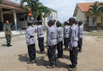 Babinsa Sambirejo Berikan Pelatihan Linmas