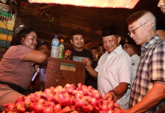Mendagri Muhammad Tito Karnavian saat meninjau langsung harga komoditas pangan di Pasar Induk Tanah Tinggi, Kota Tangerang, Banten, Jumat (3/1/2025).