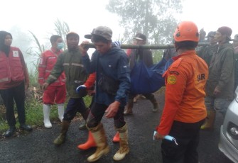 Petugas saat evakuasi korban