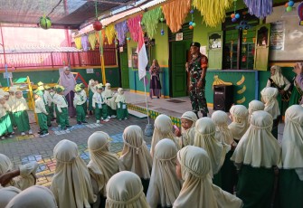 Bintara Pembina Desa (Babinsa) Koramil 0805/01 Ngawi Jajaran Kodim 0805/Ngawi menjadi Pembina Upacara pada pelaksanaan kegiatan upacara Bendera hari Senin di TK Aisiyah II Kelurahan Karangtengah, Kecamatan Ngawi Kabupaten Ngawi, Senin (11/08/2025)