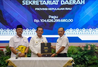 Gubernur Kepulauan Riau Ansar Ahmad menyerahkan Dokumen Pelaksanaan Anggaran (DPA) Tahun Anggaran 2025 kepada para Kepala OPD di lingkungan Pemprov Kepri di Balairung Wan Seri Beni, Dompak, Jumat (10/1)