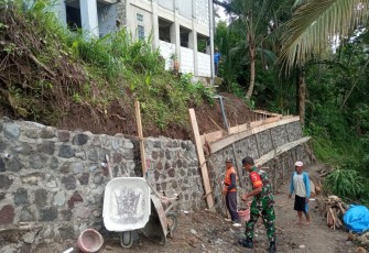Babinsa Desa Tileng Bersama Warga Gelar Karya Bakti Pembuatan Talut Balai Desa