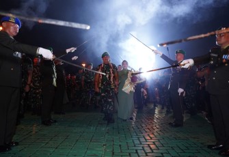 Perayaan Tahun Baru 2025 semarakkan prosesi lepas sambut Pangdam XII/Tanjungpura, di Lapangan Tidayu pada Selasa (31/12) malam.