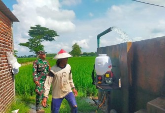 Babinsa Garon Bersama Petani Cek Sumur Pompa untuk Dukung Irigasi Sawah