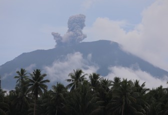 Pos Pemantauan Gunungapi (PGA) Ibu di Desa Gam Ici, Kecamatan Ibu, Kabupaten Halmahera Barat, Maluku Utara mencatat terjadi delapan kali erupsi Gunungapi Ibu sepanjang Jumat (17/1) hingga siang pukul 12.00 WIT