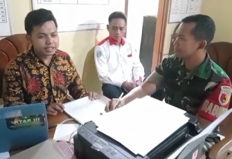 Babinsa Koramil Karanganyar Komsos Dengan Perangkat Desa