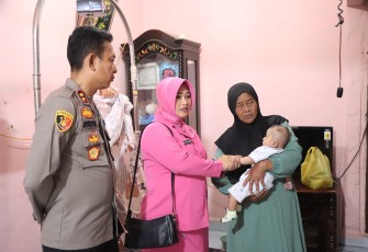 Kapolres Aceh Singkil Kunjungi Anak Penderita Penyakit Jantung