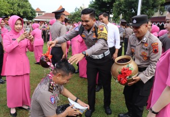 72 Personel Polres Kendal Terima Kenaikan Pangkat