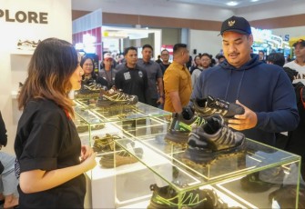 Menpora Dito saat mengunjungi stand Inaspro Sport Complex dalam Jakarta Sneakers Day, di Jakarta, Sabtu (15/2)