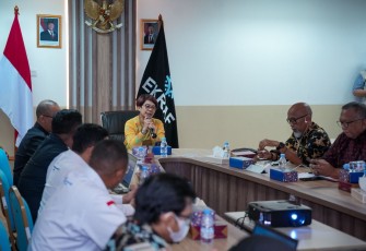 Deputi Bidang Kreativitas Media Kementerian Ekraf, Agustini Rahayu, memberi sambutan pada diskusi bertajuk “Mendengar dari Balik Lensa” di Gedung Film Pesona Indonesia, Jakarta, Jumat (7/11/2025)