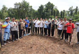 Wakil Menteri Transmigrasi Viva Yoga Mauladi di hadapan transmigran Kawasan Hialu, Desa Sabandente, Kecamatan Oheo, Kabupaten Konawe Utara, Provinsi Sulawesi Tenggara (3/8)