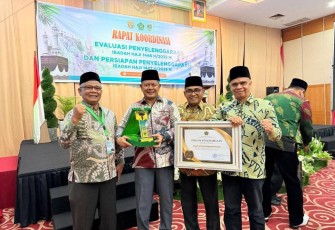 Pemerintah Daerah Kabupaten Pasaman meraih penghargaan sebagai daerah terbaik dalam akomodasi dan konsumsi layanan jemaah haji Provinsi Sumatera Barat Tahun 2025