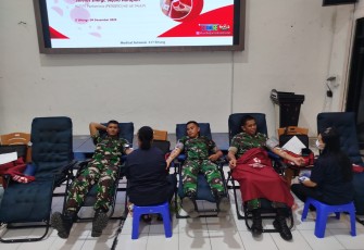 Foto Personil Kodim 1310/Bitung saat mengikuti kegiatan donor darah pada HUT Pertamina Ke-68