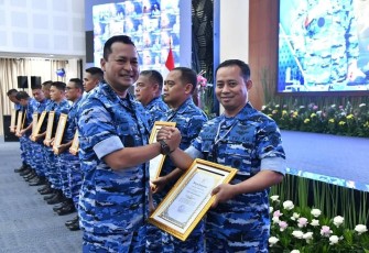 Kepala Staf Angkatan Udara (Kasau) Marsekal TNI M. Tonny Harjono, S.E., M.M., memimpin Apel Komandan Satuan (AKS) TNI AU 2025 yang berlangsung di GSG Suharnoko Harbani, Mabesau Cilangkap, Jakarta