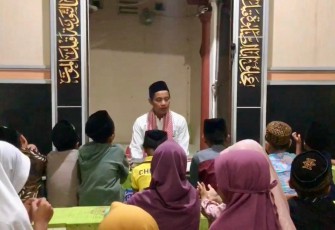 Aiptu Maryono memberikan waktu luangnya untuk mengajar anak-anak mengaji