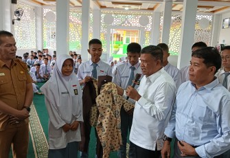Ketua Fraksi Partai Gerindra DPRD Provinsi Sumatera Barat, Khairuddin Simanjuntak menyerahkan seribuan helai seragam sekolah gratis (Putih abu abu dan Batik) untuk siswa SMKN 1 Lubuk Sikaping, Kabupaten Pasaman, Senin (13/1/2025)