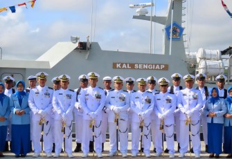 Komandan Lanai Ranai (Danlanal Ranai), Kolonel Laut (P) Maman Nurachman memimpin upacara tabur bunga yang dilaksanakan di Dermaga Pos TNI AL (Posal) Penagi Kecamatan Bunguran Timur Kabupaten Natuna Provinsi Kepulauan Riau, Rabu (15/01/2025)
