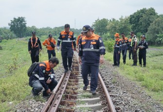Petugas prasarana KAI secara konsisten sedang melaksanakan pengecekan jalur dan kondisi rel di wilayah Gambringan-Gundih