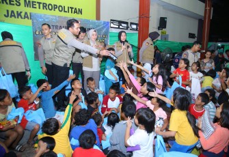Polri Dirikan Dapur Lapangan dan Gelar Trauma Healing untuk Korban Kebakaran di Kebon Kosong