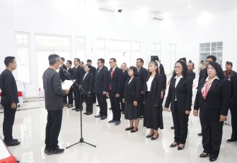 Pj Bupati Karanganyar Timotius Suryadi mengukuhkan pengurus LPPD Kabupaten Karanganyar masa bakti 2024-2029, di Ruang Anturium Rumah Dinas Bupati Karanganyar, Kamis (23/01/2025)