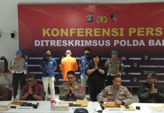 Kapolda Bali Irjen. Pol. Daniel Adityajaya S.H., S.I.K., M.Si Saat Melakukan Konferensi Pers Penetapan Tersangka WNA Jerman Atas Alih Fungsi Lahan 