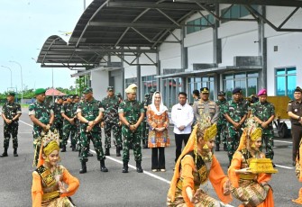 Bupati Natuna bersama Danlanud RSA Sambut Kedatangan Pangdam l/Bukit Barisan