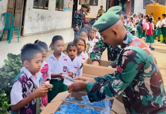 Satgas Pamtas Pos Maubusa Bagikan Bekal Makan Gratis di SD Inpres Beitaus