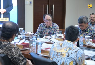 Menteri Pekerjaan Umum (PU) Dody Hanggodo didampingi Wakil Menteri PU Diana Kusumastuti saat melakukan rapat koordinasi dengan Pusat Studi Gempa Nasional (PuSGen) di Kantor Kementerian PU, Rabu (15/1/2025). 