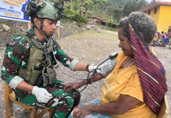 Satgas TNI Berikan Pelayanan Kesehatan Untuk 932 Pengungsi di Kampung Gigobak