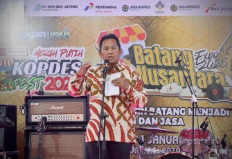 Sekretaris Kementerian Koperasi (SesKemenkop) Ahmad Zabadi membuka acara Batang Nusantara Expo dan Kopdes (Koperasi Desa) Merah Putih Fest 2025