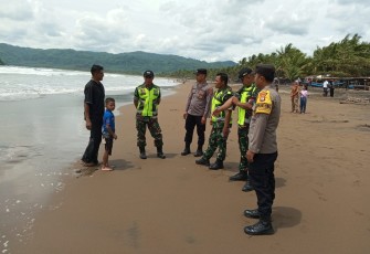 TNI-Polri Gelar Patroli di Pantai Pelang Trenggalek 