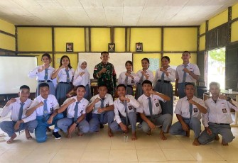Satgas Pamtas RI-Malaysia Yonzipur 5/ABW bersinergi dengan POLRI mengadakan kegiatan pembekalan siswa SMAN 1 Ketungau hulu, Desa Senaning, Kecamanan Ketungau hulu, Kabupaten Sintang, Senin (13/1/2024)