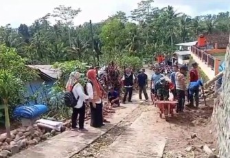 Babinsa Koramil 0801/12 Pringkuku Sertu Purnomo melaksanakan kegiatan karya bakti pembangunan rabat jalan antar desa yang berlokasi di Desa Krajan,  Kecamatan Pringkuku, Kabupaten Pacitan, Minggu (19/01/2025)