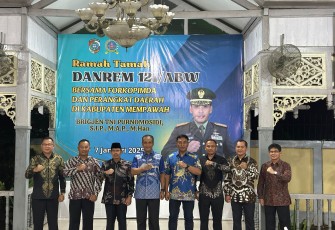 Danrem 121/Abw Brigjen TNI Purnomosidi, S.I.P., M.A.P., M.Han., melaksanakan ramah tamah dengan Forkopimda dan tokoh masyarakat Kabupaten Mempawah, bertempat di Pendopo Bupati Mempawah, Kalimantan Barat, Rabu (08/01/2025)