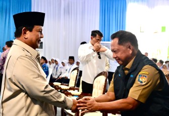 Menteri Dalam Negeri (Mendagri) Muhammad Tito Karnavian mendampingi Presiden Republik Indonesia Prabowo Subianto dalam Peluncuran Program Digitalisasi Pembelajaran untuk Indonesia Cerdas di SMP Negeri 4 Kota Bekasi, Jawa Barat, Senin (17/11/2025)