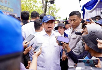 Menteri ATR/Kepala BPN, Nusron Wahid, seusai meninjau pencabutan pagar laut di Tanjung Pasir, Kabupaten Tangerang, Rabu (22/01/2025).