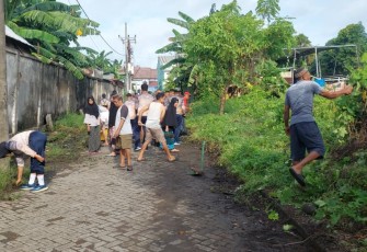 Satuan Lintas Laut Militer (Satlinlamil) 3  menggelar kegiatan Bersih Lingkungan Bersama Masyarakat, bertempat di Jalan Teuku Umar Lorong 14, Kota Makassar, Selasa (02/12)