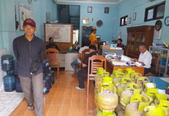 Warga mendatangi pengurus BKM Makmur Sentosa kelurahan Cepu, kabupaten Blora.