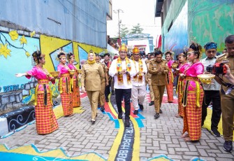 Menteri Ekonomi Kreatif (Ekraf), Teuku Riefky Harsya, meninjau langsung Koperasi Merah Putih di Kendari, Sulawesi Tenggara, Senin, 26 Agustus 2025