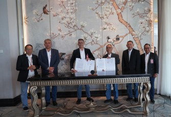 Bank Jatim saat melakukan penandatanganan Perjanjian Kerja Sama (PKS) dengan PT Bank Pembangunan Daerah Nusa Tenggara Barat Syariah (Bank NTB Syariah) pada hari Senin (20/1).