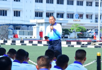  Panglima Komando Lintas Laut Militer (Kolinlamil) Laksda TNI Rudhi Aviantara IH, S.E., M.Si., M.Tr.(Han)., CHRMP., memberikan pengarahan kepada seluruh prajurit dan PNS Kolinlamil dalam kegiatan Jam Komandan yang digelar di Pendopo Prabu Kresna, Mako Kolinlamil, Tanjung Priok, Jakarta Utara