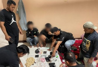 Tersangka dan barang bukti saat diamankan