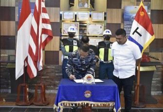 TNI AL Amankan Tersangka Pembawa Narkoba Jenis Sabu di Pelabuhan Rakyat Sagulung Batam 