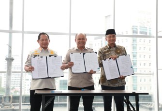  Menteri Dalam Negeri (Mendagri) Muhammad Tito Karnavian menandatangani Surat Keputusan Bersama (SKB) dengan Menteri Pekerjaan Umum (PU) Dody Hanggodo dan Kepala Badan Gizi Nasional (BGN) Dadan Hindayana tentang Penetapan Daftar Lokasi Pembangunan Satuan Pelayanan Pemenuhan Gizi (SPPG) di daerah