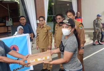 Walikota Bitung, Hengky Honandar bersama Wakil Walikota Bitung, Randito Maringka saat menyaksikan penyaluran bantuan gubernur Sulut bagi warga terdampak banjir