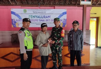 TNI-Polri Dampingi Warga Terima BLT Dana Desa