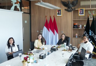 Wakil Menteri Ekonomi Kreatif, Irene Umar, menerima audiensi dari Gubernur Maluku Utara, Sherly Tjoanda, di Kantor Kementerian Ekonomi Kreatif, Jakarta, Senin (17/11/2025)