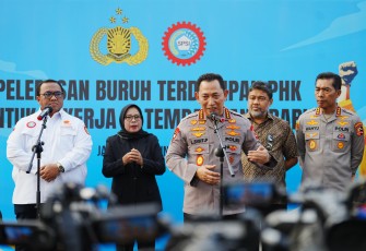 Kapolri Jenderal Listyo Sigit Prabowo melepas 700 buruh terdampak Pemutusan Hubungan Kerja (PHK) untuk bekerja di tempat yang baru. Kegiatan tersebut dilaksanakan di Gedung Rupattama,  Mabes Polri, Jakarta Selatan, Kamis (12/6/2025)