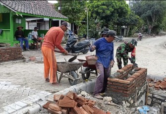 Babinsa Bringin dan Warga Bahu membahu Bangun Gapura Desa